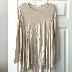 On The Road flowy top. NWT. Size Med. perfect with leggings & boots. Off white